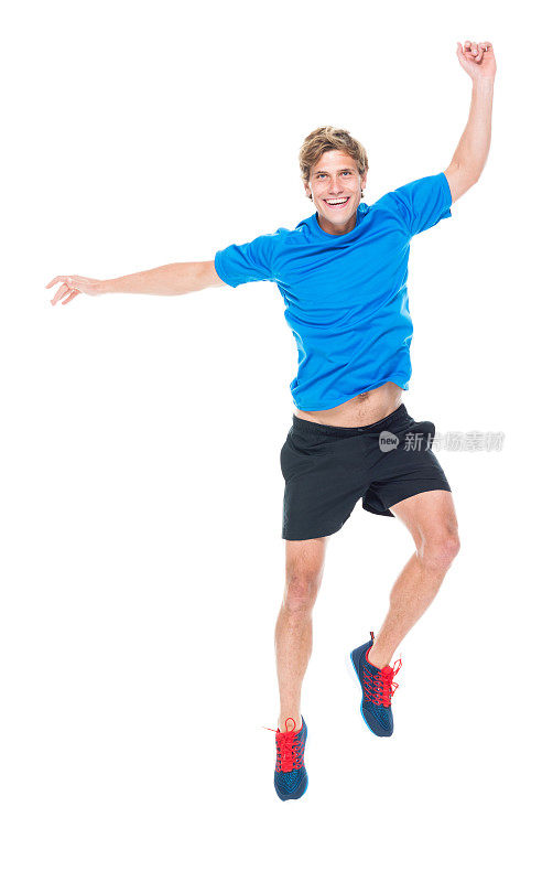 全身长度20-29岁英俊的人白人男性/年轻男子运动员/运动员在白色背景前跳着运动服装/跑步短裤/短裤/ t恤/衬衫